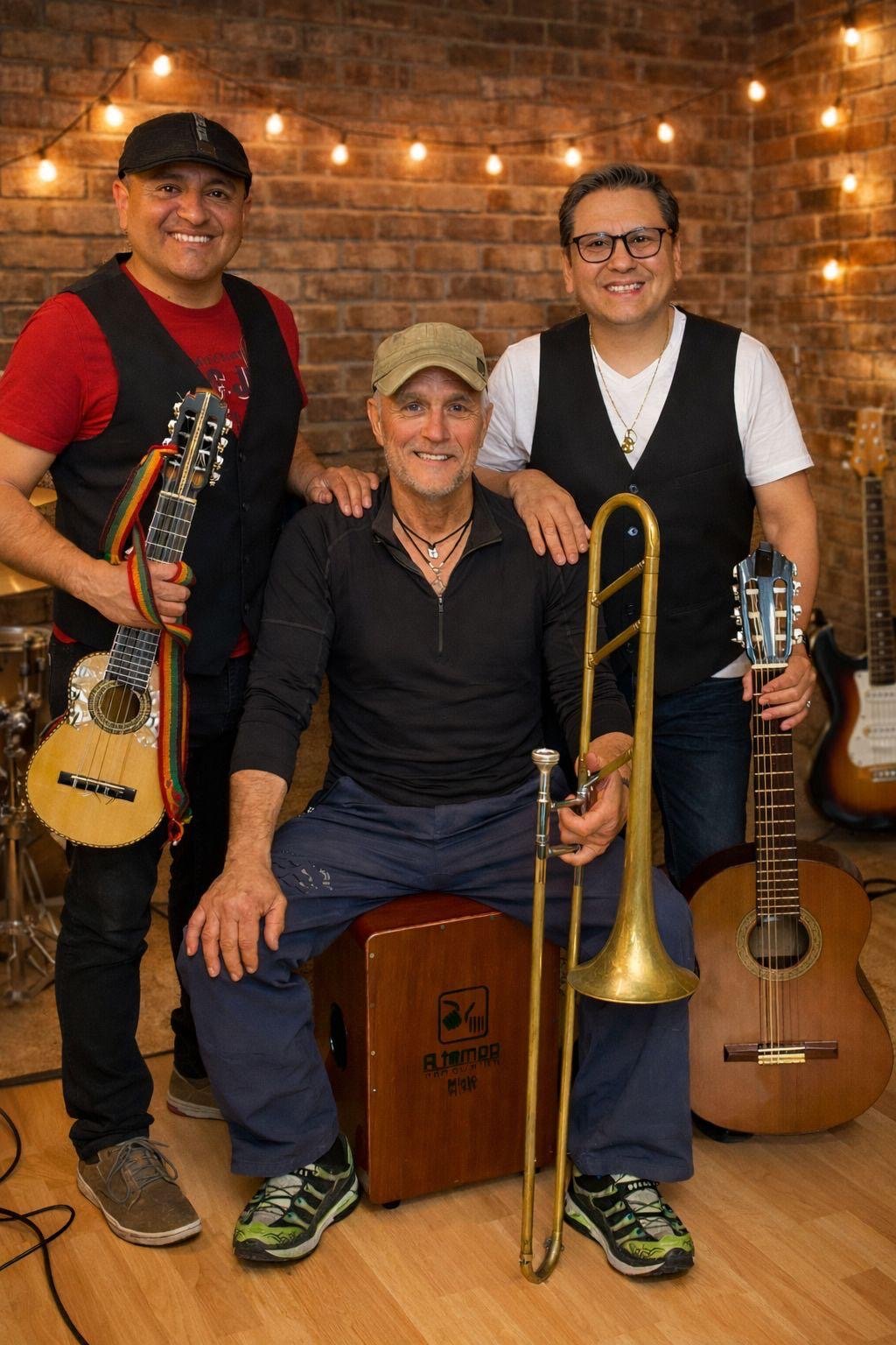 Le trio Gipsy Latino — Omar, Tonny et Jhonny avec leurs instruments.